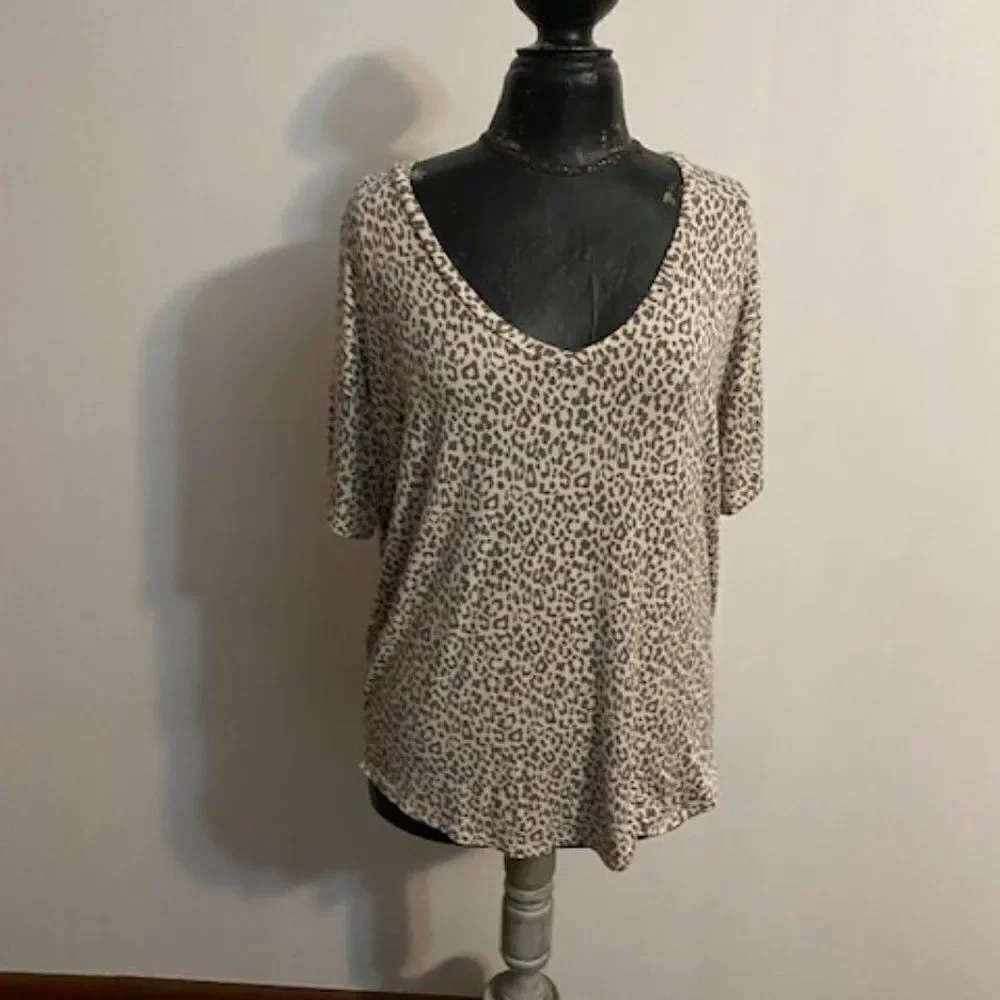 American Eagle Leopard print Soft and Sexy Hi-Lo V-neck blouse, size M